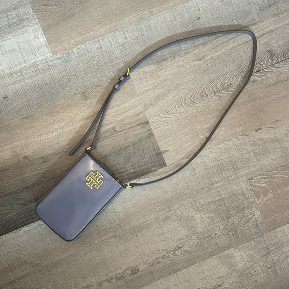 ￼ Tory Burch Britten Smooth Phone Crossbody in Dark Lotus,  NWOT $328 Value - Picture 2 of 9